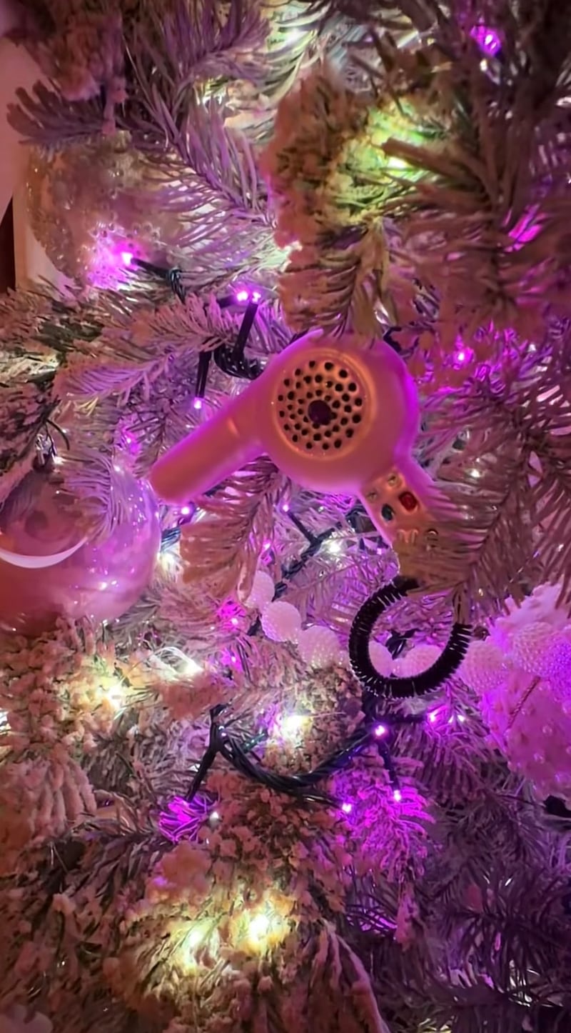 Benny Blanco y Selena Gomez sorprenden con sus árboles de Navidad fuera de lo común