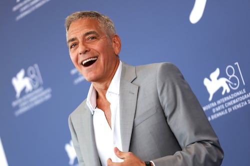 George Clooney es captado en público por primera vez con su nuevo color de cabello