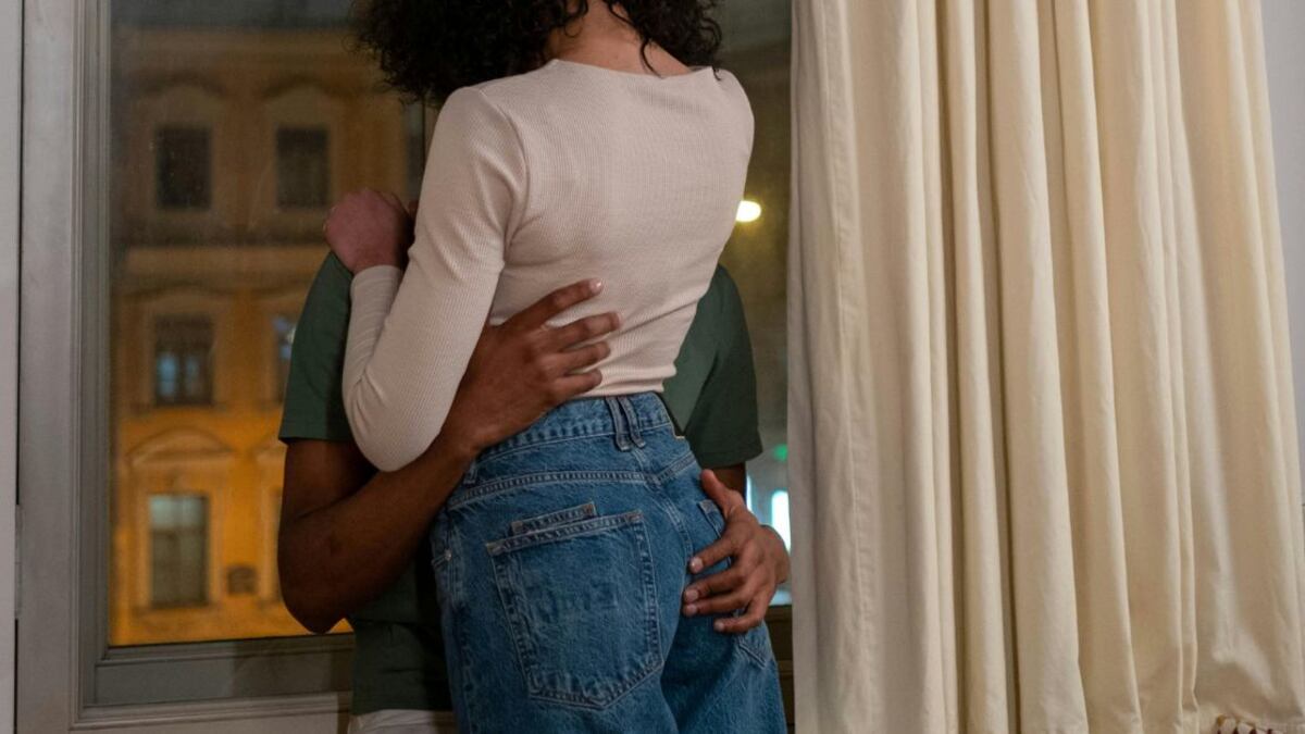 Un hombre toca las pompas de la mujer con la que tiene una relación por varios motivos