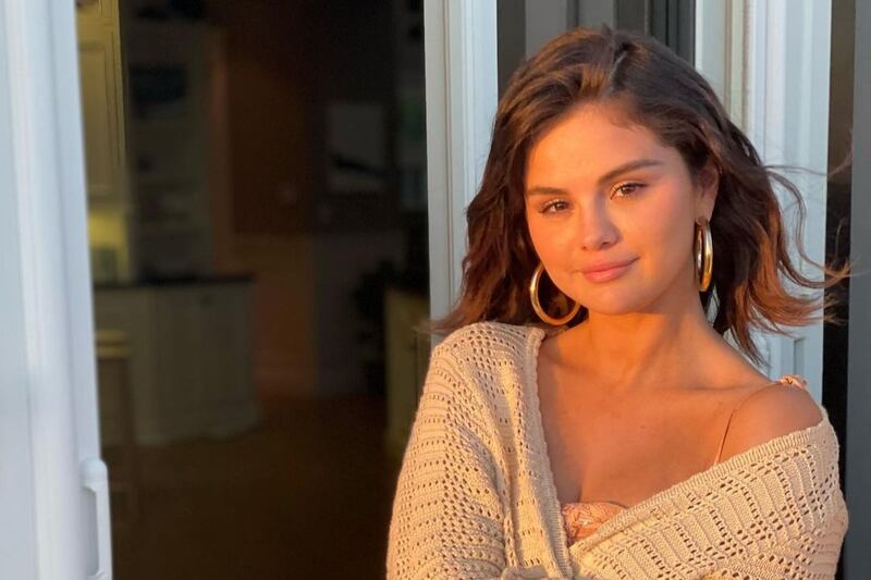 Selena Gomez prova que as unhas laranjas podem ser a melhor escolha dessa semana
