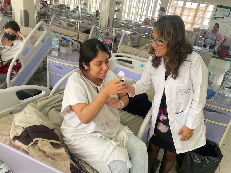 Dra. Jenny Benalcázar atiende a pacientes. Foto: cortesía