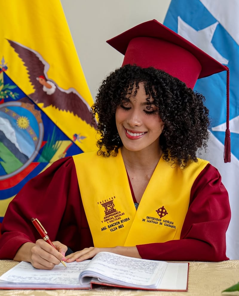 Yilda Banchón se gradúa como abogada