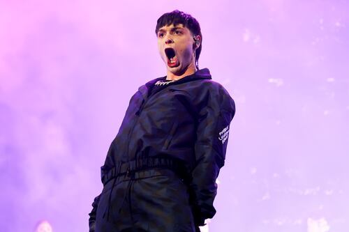 Nuevas fotografías de Peso Pluma despiertan bromas por sus piernas