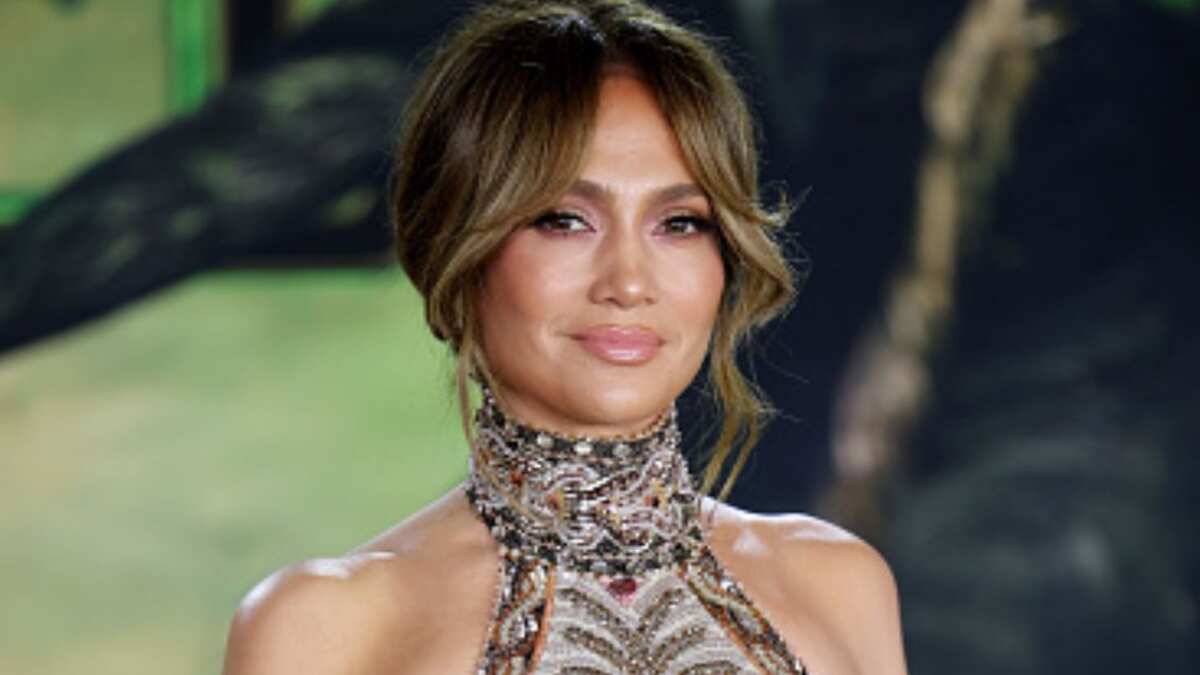 JLo presume sus abdominales tonificados con este atrevido vestido, pero se llena de críticas por este detalle