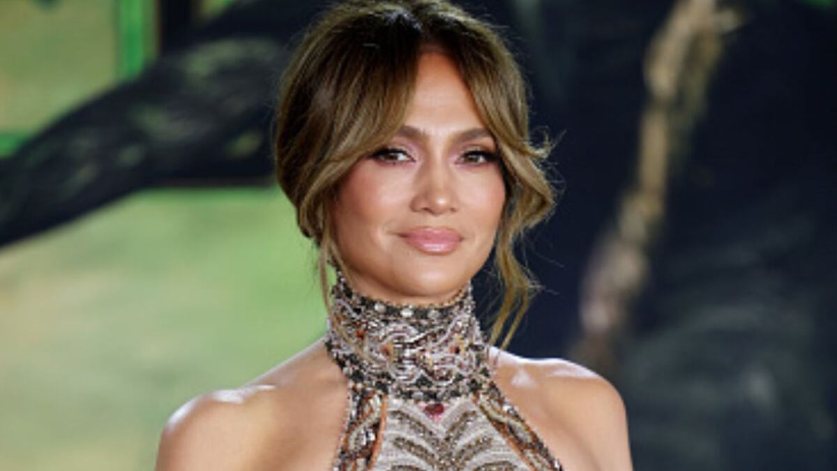 JLo presume sus abdominales tonificados con este atrevido vestido, pero se llena de críticas por este detalle