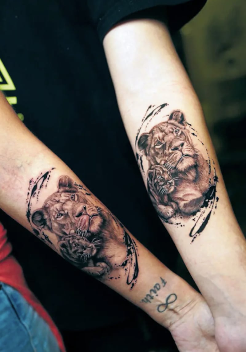 Tatuaje de Karen Paola con su hijo