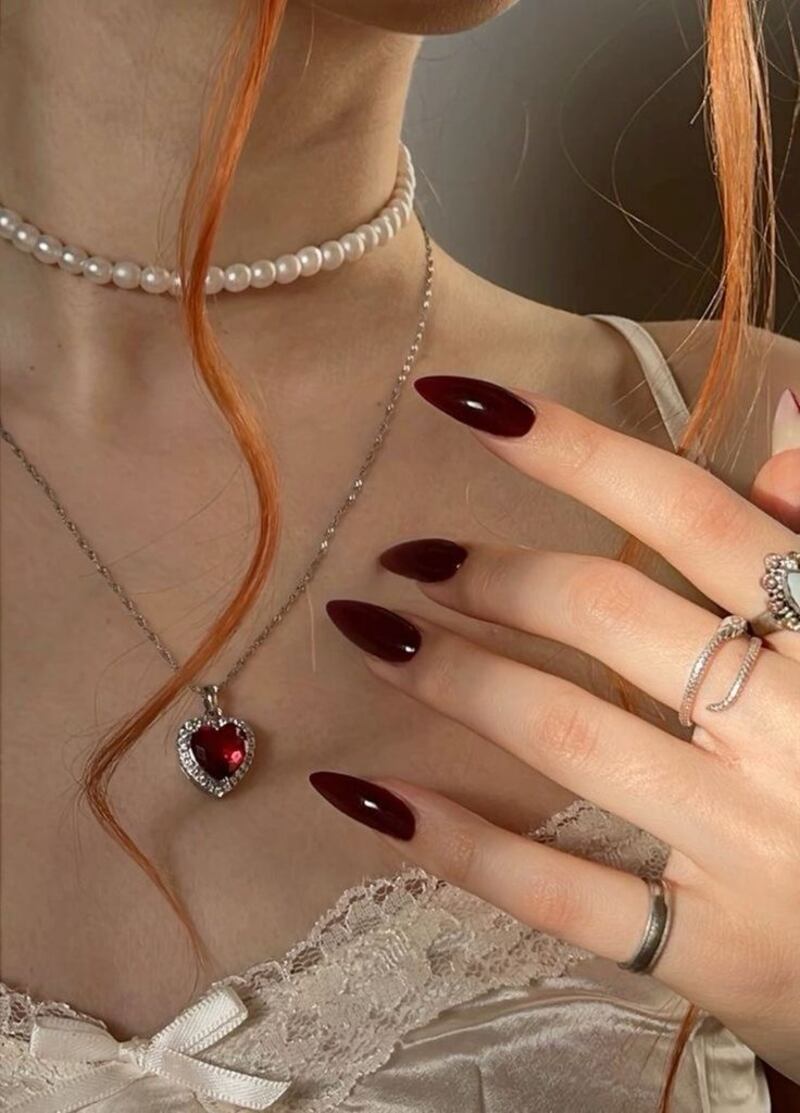 Uñas ‘dark feminine’ en tendencia.
