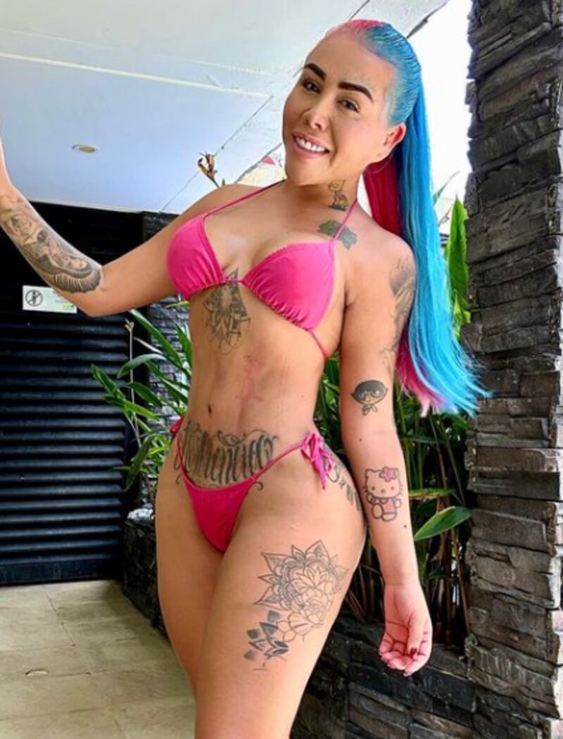Yina Calderón luciendo ropa de baño.