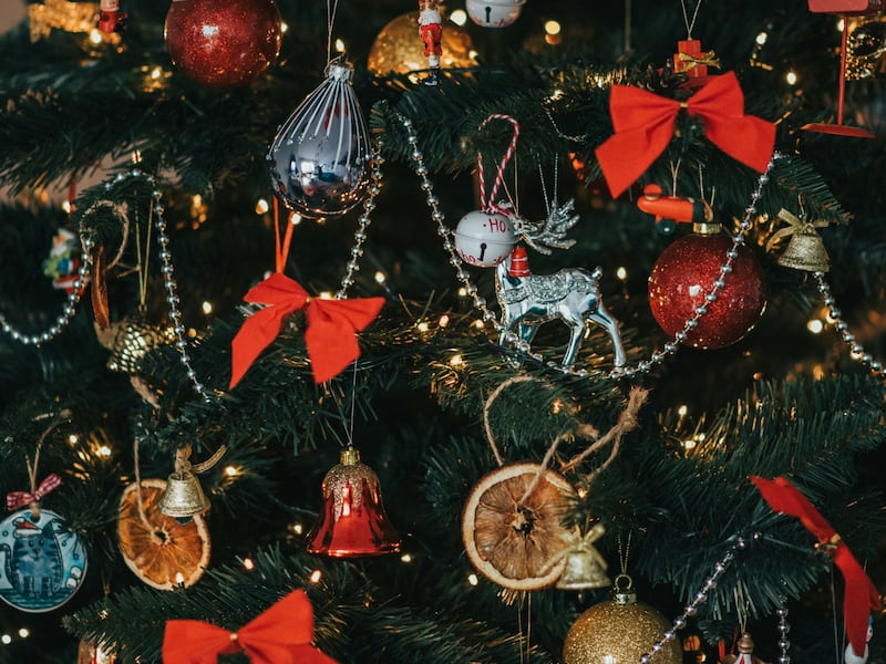 El adorno navideño que promete suerte, protección y riqueza: así debes integrarlo en tu hogar