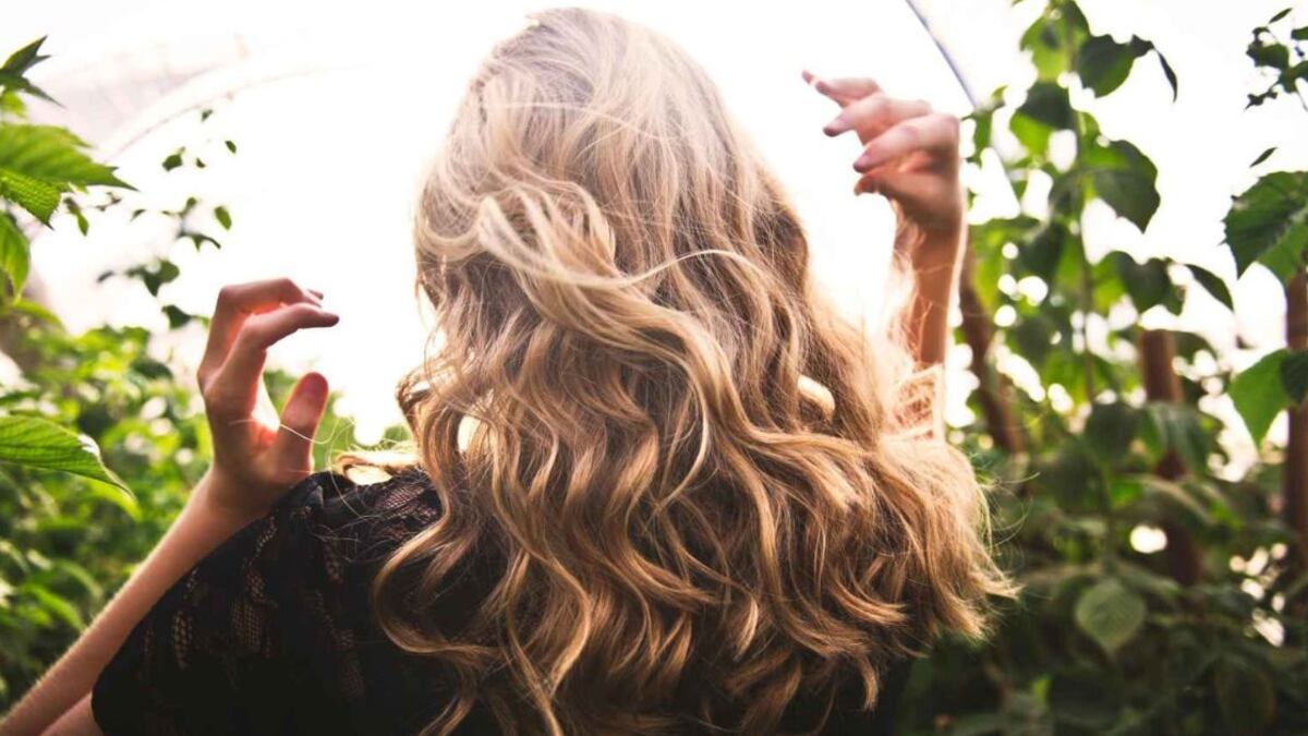 El ‘menú’ para frenar la caída del cabello: lo que debes hacer y lo que no