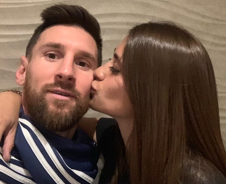 Las conmovedoras historias de amor de los futbolistas antes de ser millonarios