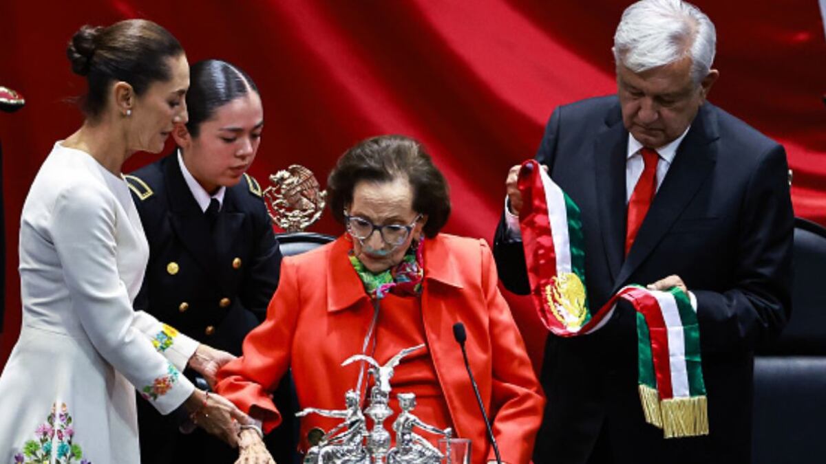 A sus 94 años Ifigenia Martínez escribe otra página de la historia de México al entregar banda presidencial a Claudia Sheinbaum