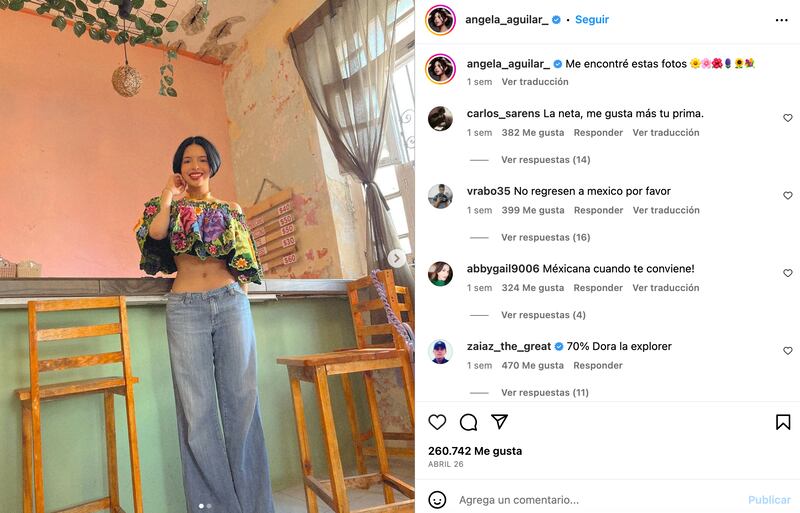 Ángela Aguilar con pantalones de mezclilla acampanados.