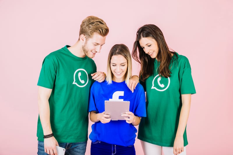 ¿Cómo activar el modo violeta en WhatsApp?