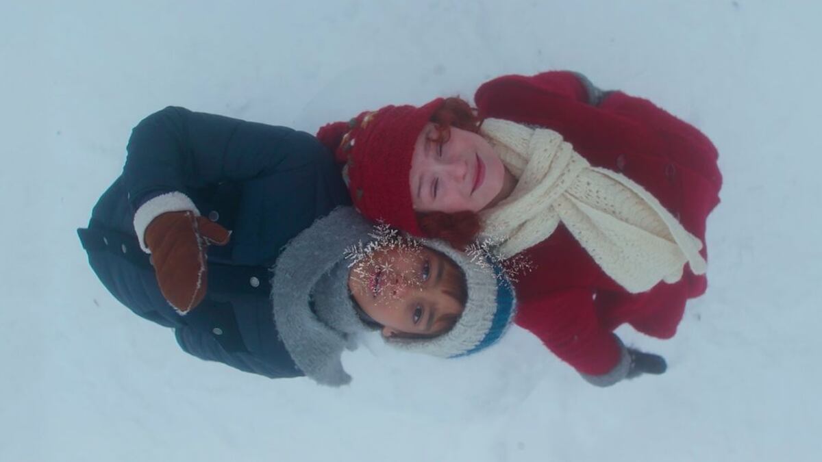 MUDIT GUPTA como Julian y CELINA MEYER HOVLAND como Hedvig en La hermana de nieve