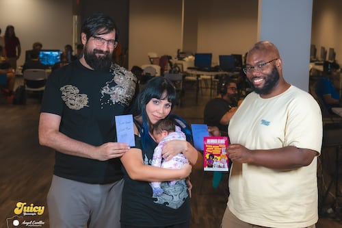 Después de una cesárea, gamer “Legi0n” gana torneo de Mortal Kombat XL sosteniendo a su bebé