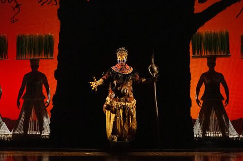 Madres en escena: el equilibrio entre la maternidad y el arte en El Rey León, el musical