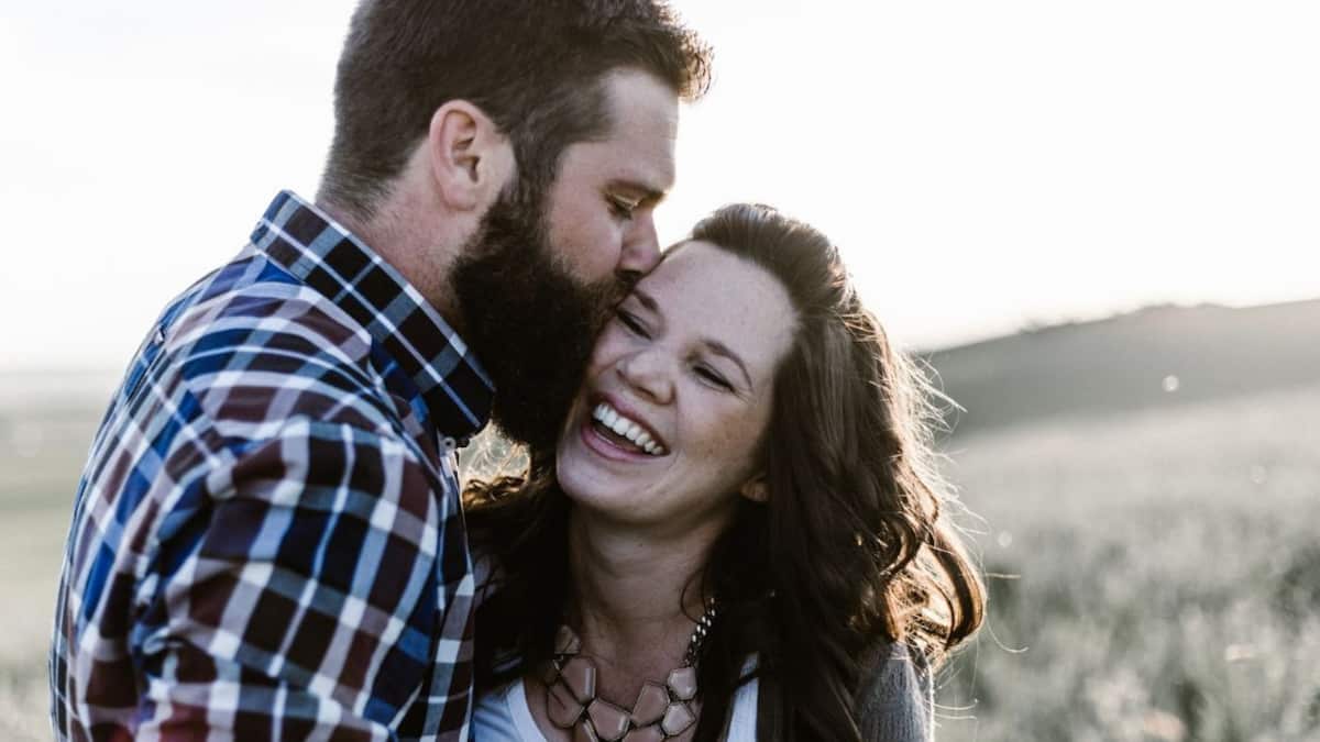 Qué significa que un hombre te bese la oreja