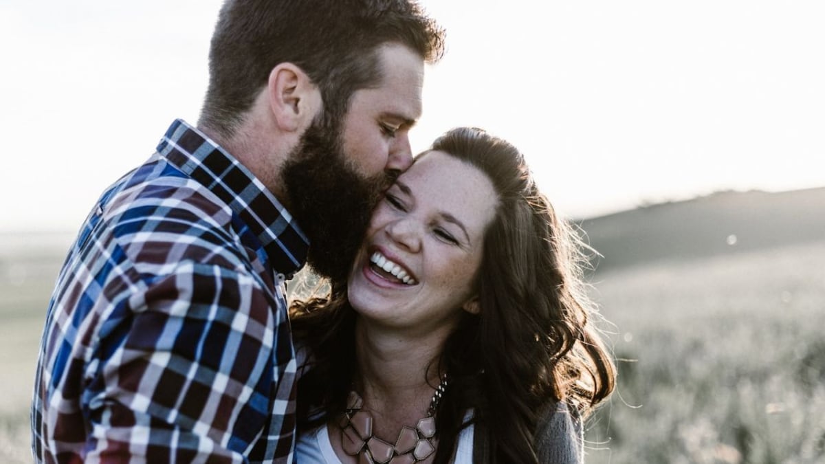 Qué significa que un hombre te bese la oreja