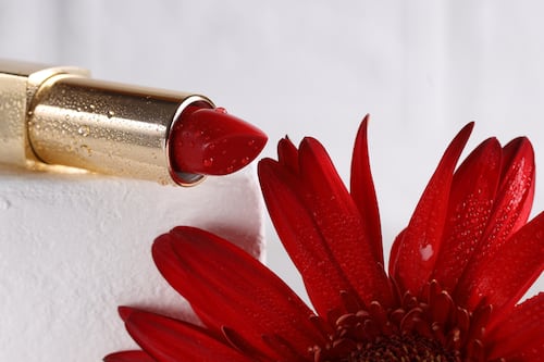 El labial perfecto ideal para mujeres después de los 40: ilumina y favorece el rostro