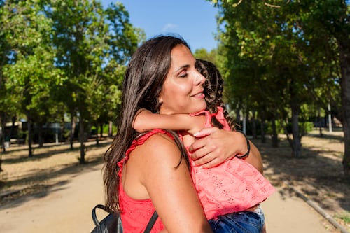 Maternidad y migración: lo que la ciencia dice sobre el equilibrio emocional al criar entre dos culturas
