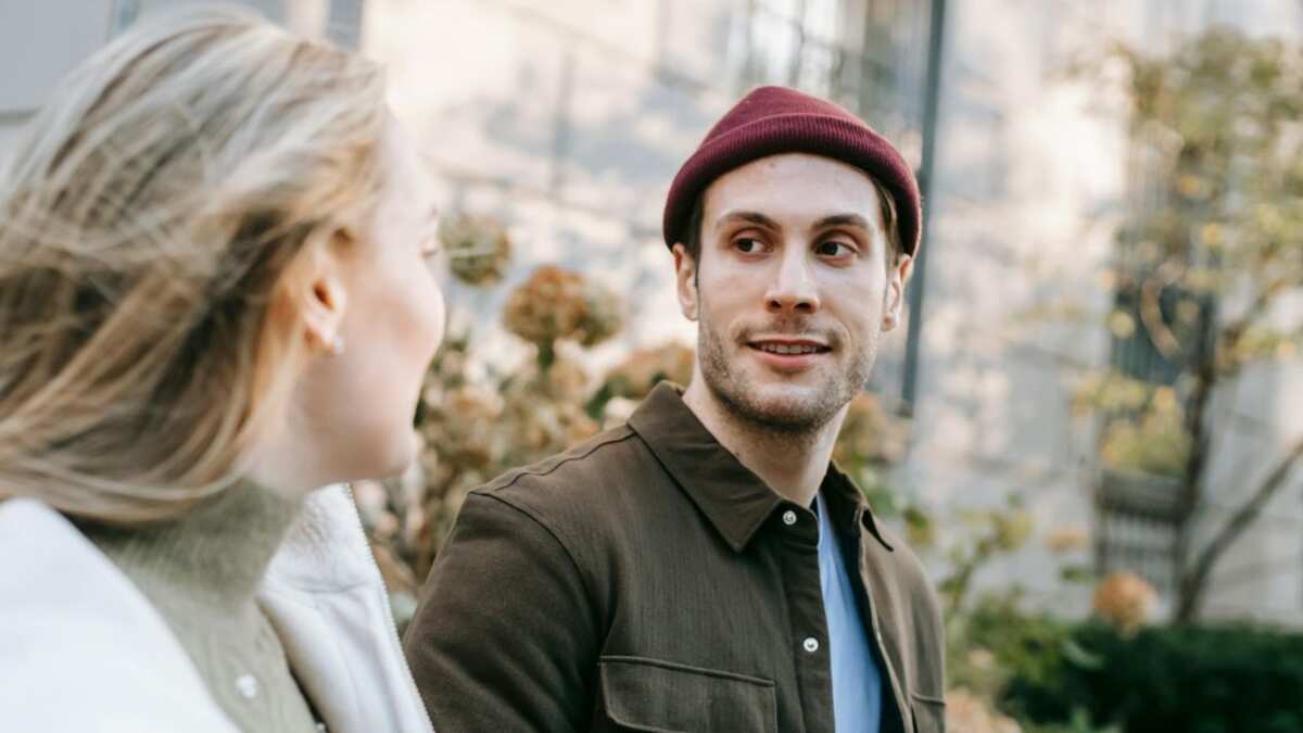 Un hombre puede ocultar sus sentimientos por muchos motivos