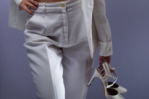 Los pantalones blancos inspirados en Carolina Herrera que se están convirtiendo en la obsesión del 2026: así se usan
