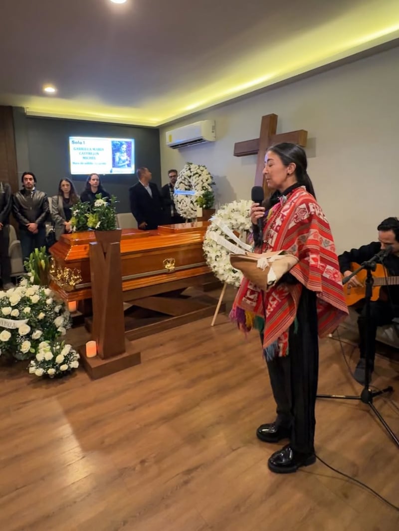 Aislinn Derbez compartió imágenes del funeral de su madre