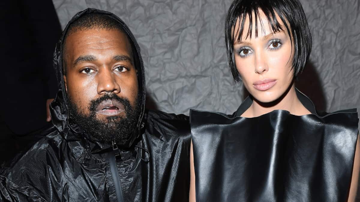 Bianca Censori se robó la atención por su posado desnudo en los Premios Grammy 2025.