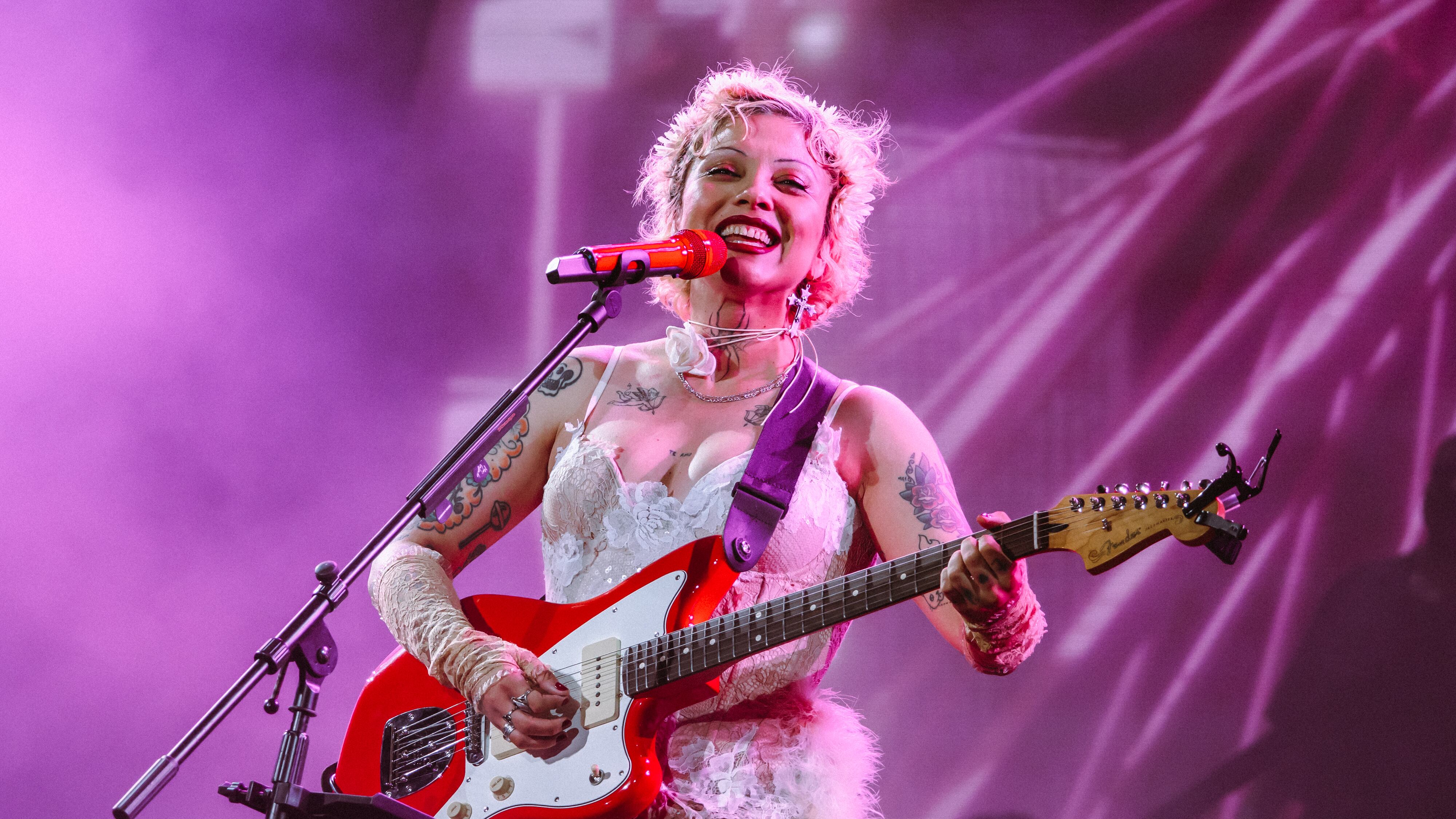 Mon Laferte da un adelanto de su próximo proyecto con “Otra Noche de Llorar“