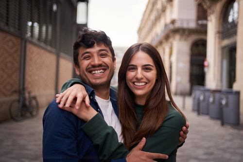 Cuando el corazón busca experiencia: ¿por qué muchas mujeres prefieren hombres mayores para amar sin prisa?