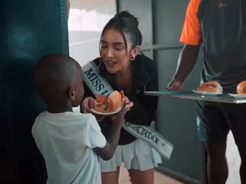Nadia Mejía con niños del sector Trinitario en Guayaquil