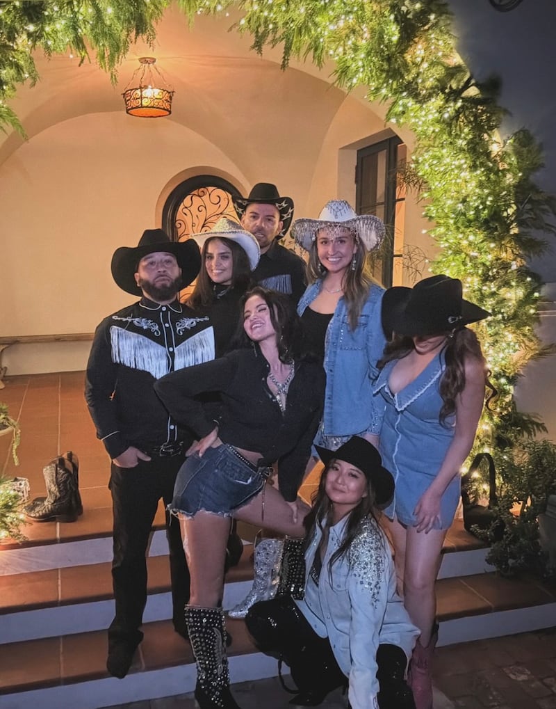 Benny Blanco celebra el cumpleaños de Benny Blanco al estilo cowboy