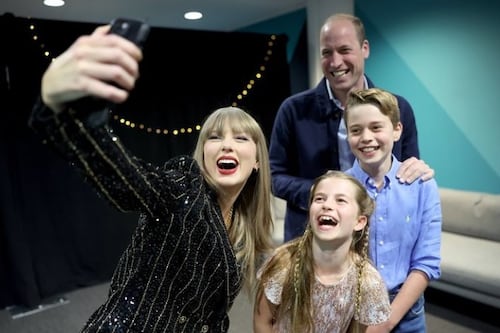 “Feliz cumpleaños amigo”: Taylor Swift saluda al príncipe William y se toma selfie con sus hijos