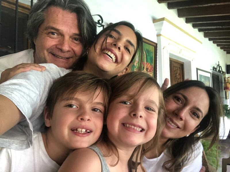 Ariel López Padilla, sus tres hijos y su esposa