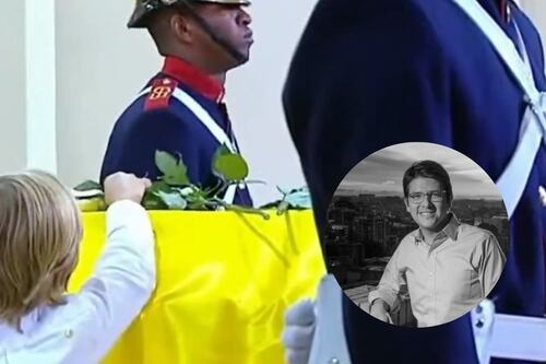Emotivo momento en el que Alejandro le dejó dos rosas encima al ataúd a Miguel Uribe Turbay