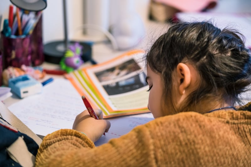 Niña estudiando
