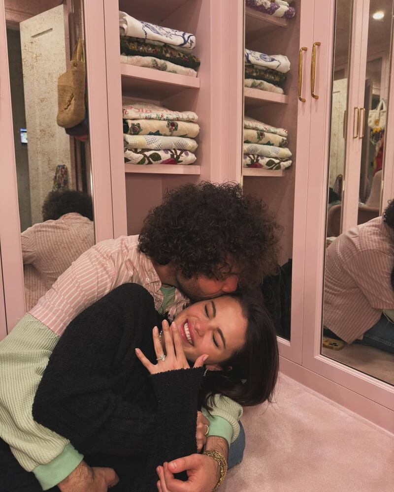 Selena Gomez presume anillo de compromiso con Benny Blanco.