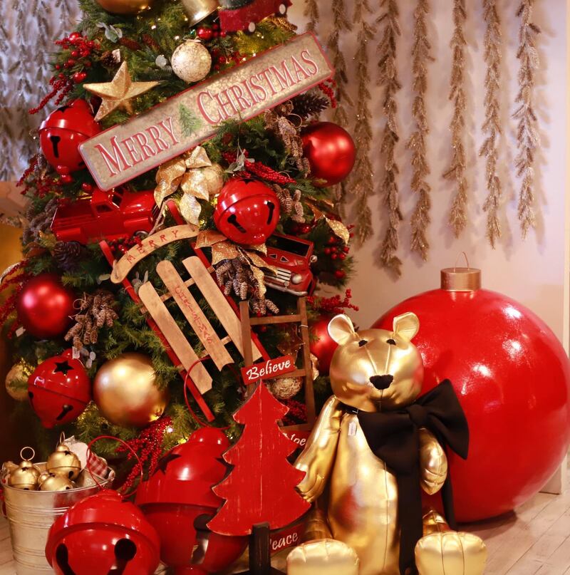 Cascabeles en el árbol de navidad