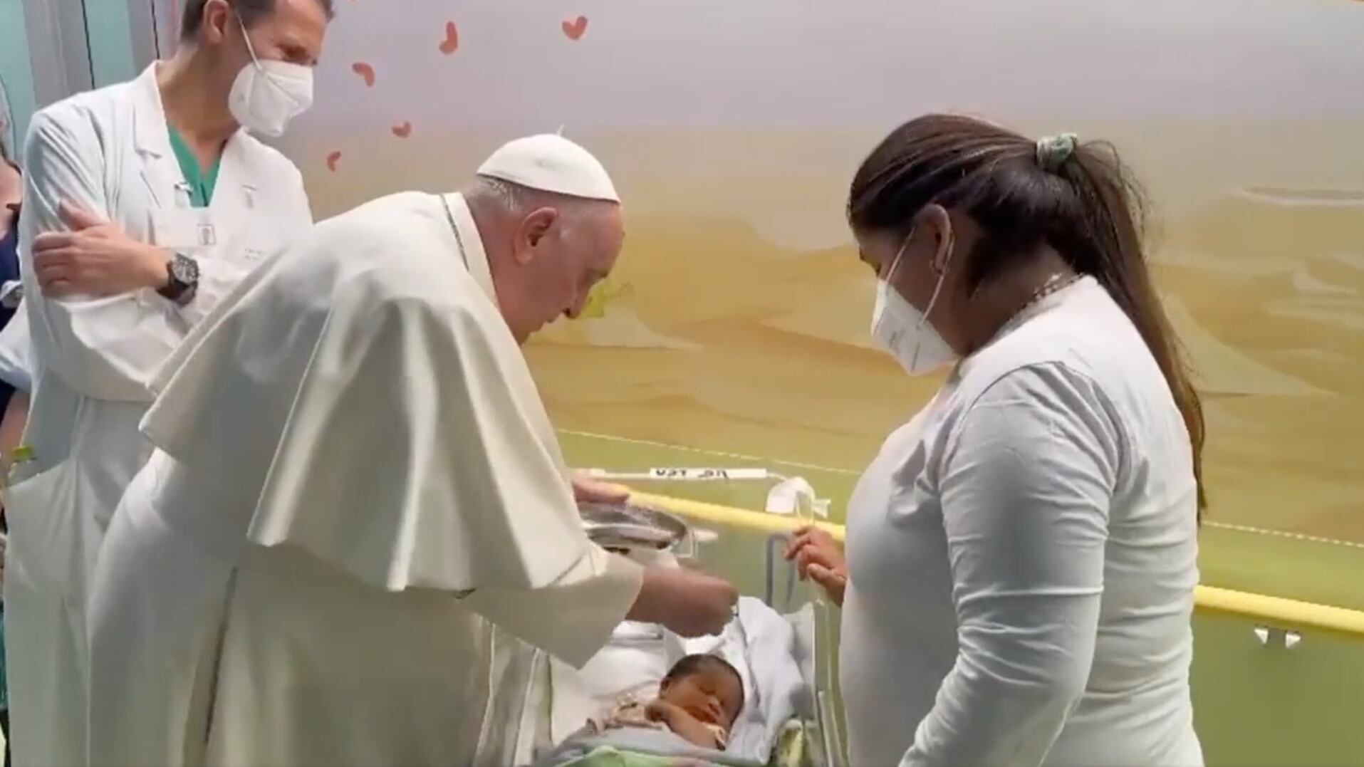 Papa Francisco bendice a un recién nacido en el hospital donde ambas estaban