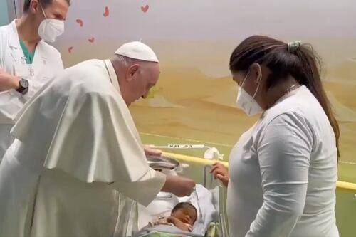 VÍDEO: Papa Francisco bautizó a un bebé ingresado en el mismo hospital donde él se encuentra