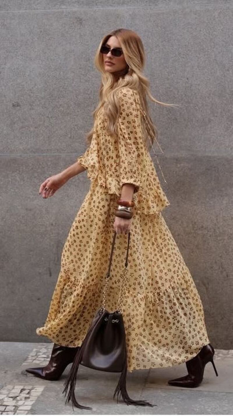 ¿Cómo llevar el vestido de mangas holgadas en tendencia de forma elegante?