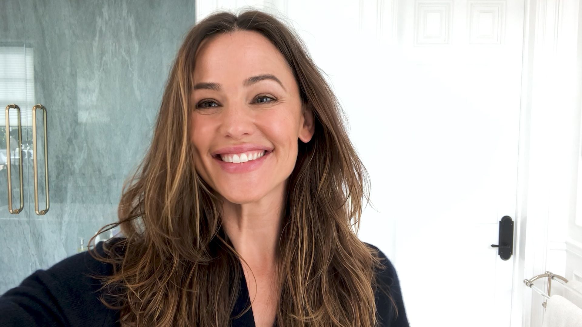 “¿Al estilo JLo?” Jennifer Garner reaparece “irreconocible” con escotado look a sus 53