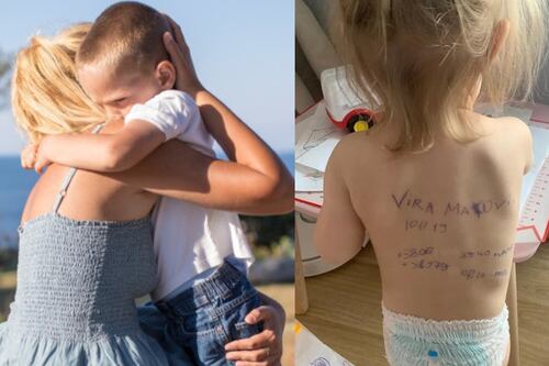 Madres en Ucrania están escribiendo datos de su familia en las espaldas de sus hijos en caso de morir