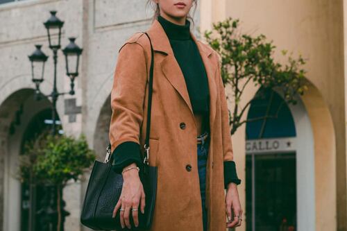 Tres ideas para incorporar los chalecos de cuello alto a tu outfit de trabajo