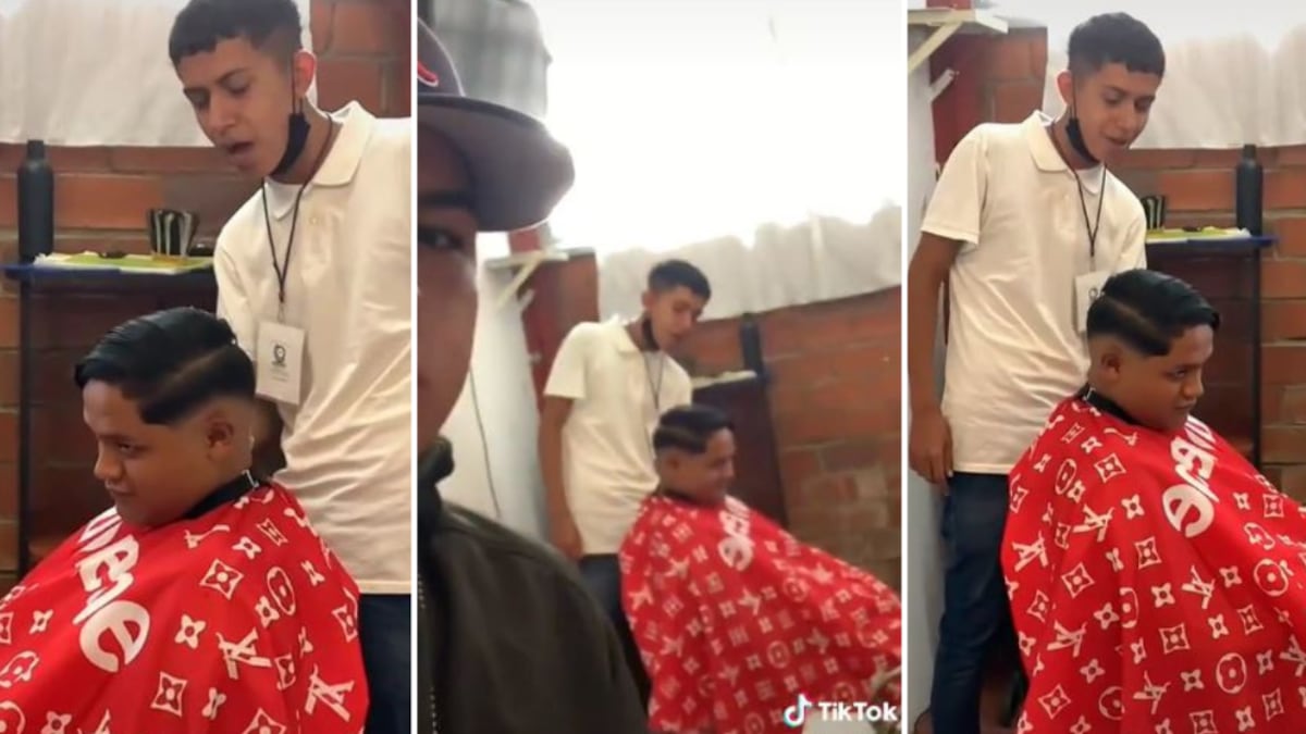 Estudiante corta el cabello de su compañero en salón de clases