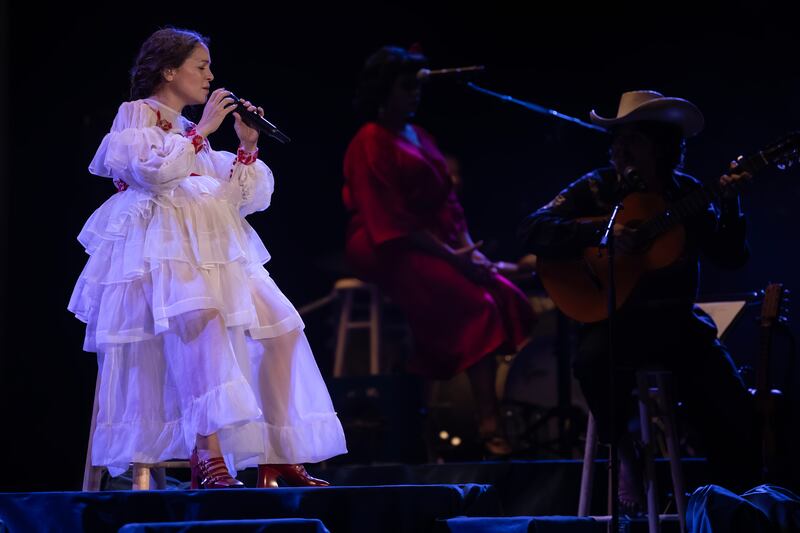 Natalia Lafourcade celebra la llegada de su primogénito con su ‘Cancionera Tour’