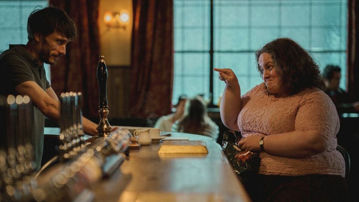 Richard Gadd y Jessica Gunning en la serie 'Bebé reno'