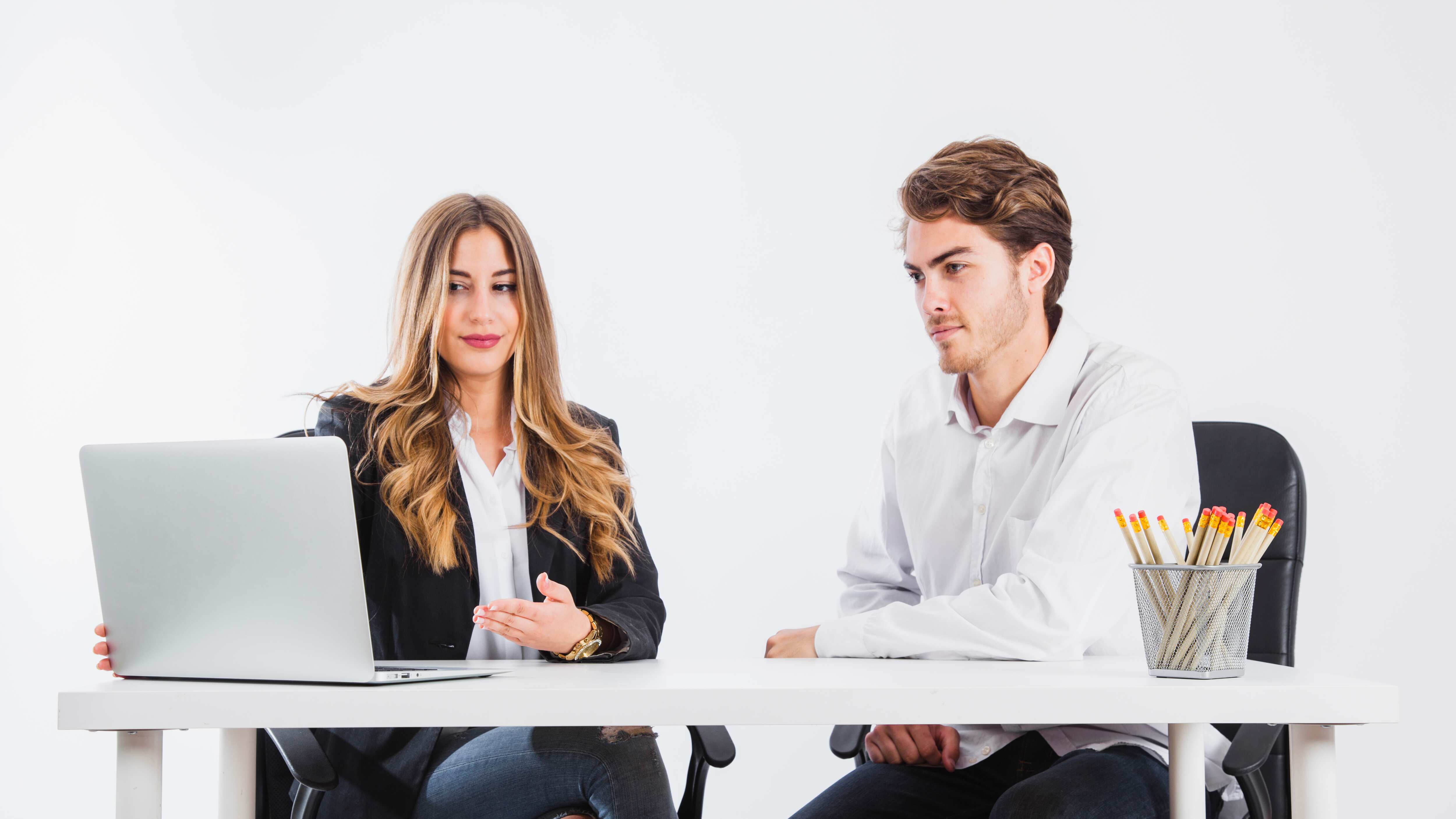 Negociar las condiciones de nuestro salario no se trata solamente de pedir más dinero, sino de hacer una reflexión entre lo que le ofreces a la empresa y lo que recibes. Foto: Freepik.