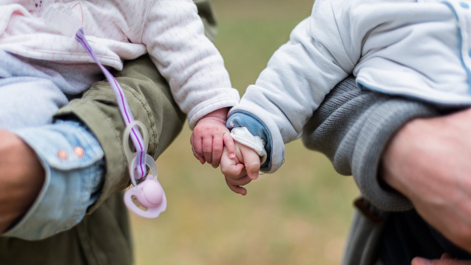 ¿Cómo harán? siamesas comparten novios y despiertan la malicia de muchos.